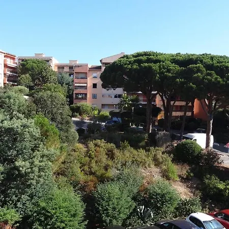 Апартаменты Sainte Maxime Appartement Les Pins Ensoleilles Proche De La Mer Сент-Максим