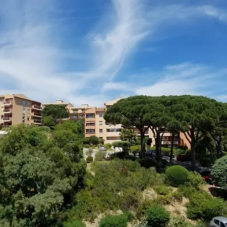 Апартаменты Sainte Maxime Appartement Les Pins Ensoleilles Proche De La Mer Сент-Максим